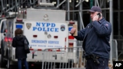 Njujorški policajci ispred kancelarije državnog tužioca, 24. marta 2023. (Foto: AP/Eduardo Munoz Alvarez)