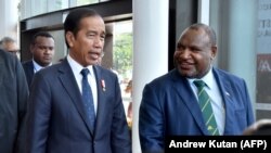 Presiden Joko Widodo (kiri) disambut oleh Perdana Menteri Papua Nugini James Marape (kanan) di APEC Haus menjelang pertemuan bilateral di Port Moresby, Papua Nugini, Rabu, 5 Juli 2023. (Foto: Andrew Kutan/AFP)