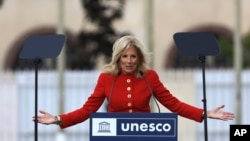 La primera dama Jill Biden pronuncia un discurso durante una ceremonia en la sede de la UNESCO el martes 25 de julio de 2023 en París.