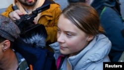 Aktivis iklim Greta Thunberg berjalan di luar Pengadilan Westminster Magistrates di London, 15 November 2023. (Foto: Reuters)