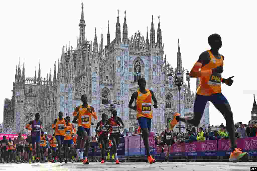 Athletes take the start of Milan&#39;s marathon at Piazza Duomo, Italy.