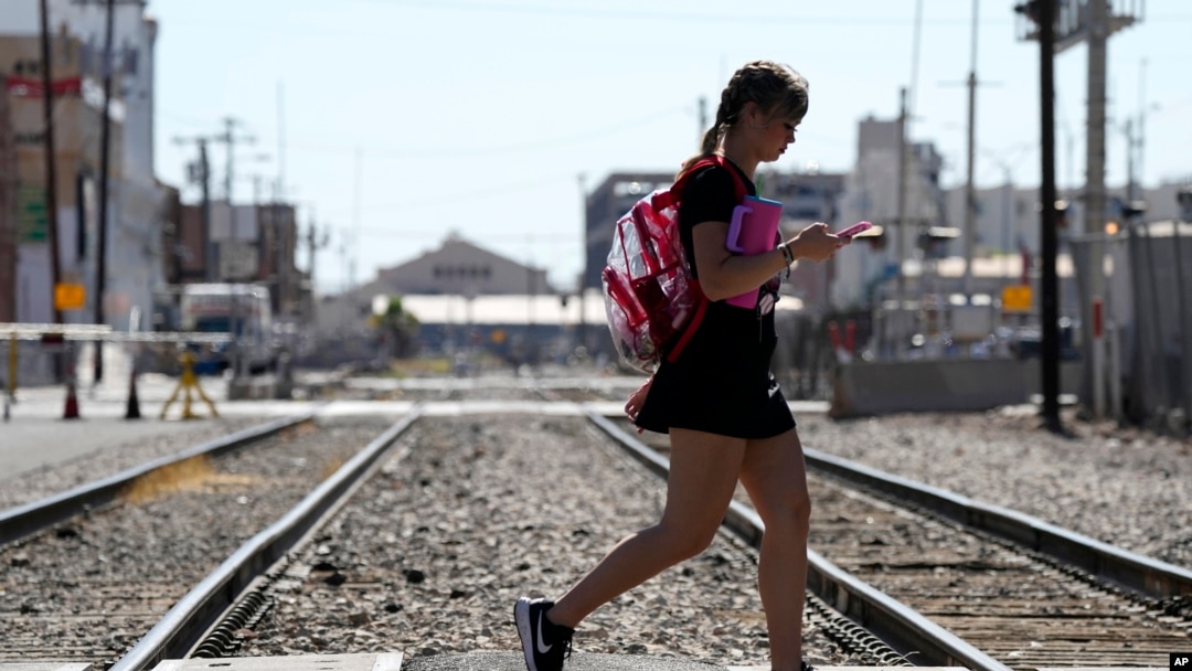 Seorang pejalan kali berjalan di tengah suhu panas ekstrem yang mencapai 43.8 derajat Celsius di Phoenix, Arizona, 5 Juli 2023. (Foto: Ross D. Franklin/AP Photo)