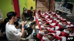 Karyawan sebuah perusahaan kecil pembuat sepatu sedang memproduksi produk barunya saat merekam video perkenalan untuk diunggah ke media sosial di Bogor, Jawa Barat, 10 September 2019. 27, 2023.