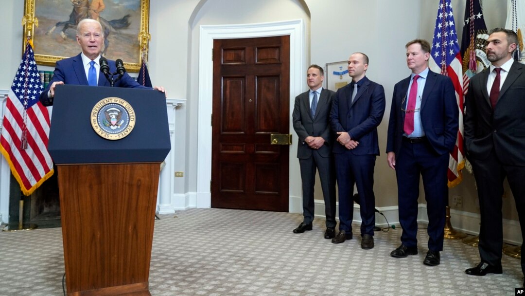 Predsjednik Joe Biden govori o umjetnoj inteligenciji u Ruzveltovoj sobi Bijele kuće, 21. jula 2023., u Washingtonu, u pratnji čelnika kompanija koje grade AI proizvode.