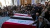 2024年2月4日，伊拉克人在纳杰夫的伊玛目阿里圣地参加在美国空袭中丧生的人民动员组织战斗人员的葬礼。（美联社照片）