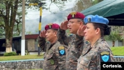 Hilda González Klusmann, derecha, la nueva comandante del Ejército de Guatemala se encargará ahora del entrenamiento de guatemaltecos y extranjeros que son enviados a las misiones de paz de Naciones Unidas en el mundo.. [Foto: Cortesía presidencia Bernardo Arévalo].