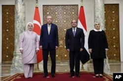 Presiden Turki Recep Tayyip Erdogan,dan istrinya Emine Erdogan (kiri), berfoto bersama Presiden Mesir Abdel Fattah Al-Sissi dan istrinya Entissar Amer (kanan) saat pertemuan mereka di istana Al-Ittihadiya di Kairo, Mesir, Rabu (14/2).