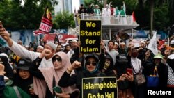 Aksi unjuk rasa umat Muslim Indonesia menanggapi pembakaran Al-Qur'an di Swedia, di luar Kedutaan Besar Swedia di Jakarta, 30 Januari 2023. (REUTERS/Willy Kurniawan)