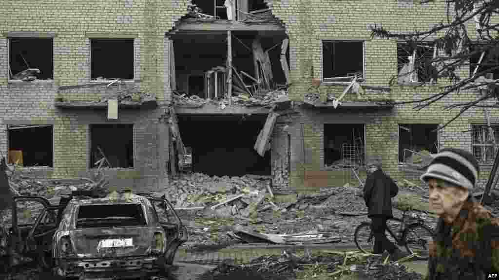 Rossiya hujumidan so'ng. Kamida ikki kishi halok bo'ldi, 30 dan ortiq kishi jarohat oldi. Slovyansk, Ukraina.