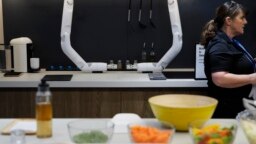 ILUSTRASI - Bot Chef yang dirancang untuk membantu tugas memasak, dipamerkan di stan Samsung pada acara teknologi CES di Las Vegas, 7 Januari 2020. (AP / John Locher)