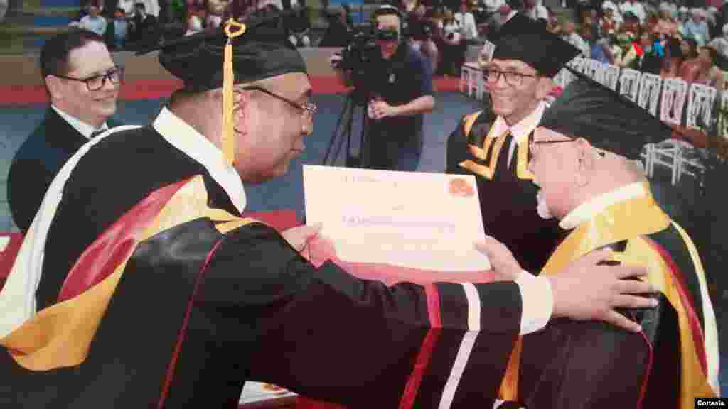 Ceremonia de graduación del programa de doctorado donde Luis Antonio Cuéllar de 98 años recibió el grado de doctor el 15 de julio de 2023.