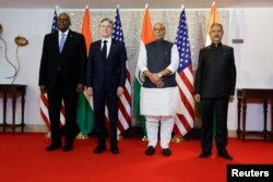 美国国务卿布林肯（左二）与美国防长奥斯汀（左一）在新德里会晤印度外长苏杰生（右一）和国防部长拉吉纳特·辛格（右二）。（2023年11月10日）