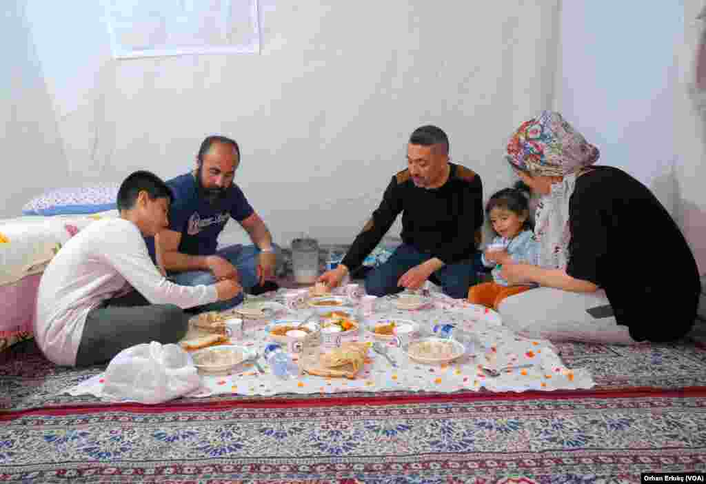 Satu keluarga korban gempa di Adiyaman, Turki makan sahur bersama di tenda pengungsi, pada hari pertama bulan Ramadan.