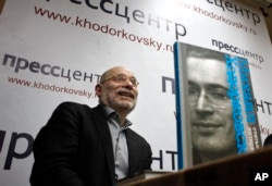 Grigory Chkhartishvili (juga dikenal dengan nama pena Boris Akunin) dalam presentasi buku "Mikhail Khodorkovsky. Articles. Dialogues. Interviews." di Moskow, 20 Januari 2011. (AP/Alexander Zemlianichenko)