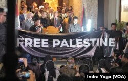 Aksi solidaritas ratusan orang dari Foreign Policy Community of Indonesia (FPCI) di halaman Kedutaan Besar Palestina, Kamis (2/11) di Jakarta. (VOA/Indra Yoga)