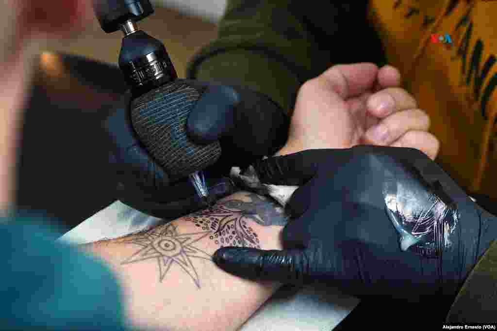 El León de Judá y el Árbol de la vida, símbolo de paz en el brazo del estadounidense Ryan Coles, uno de los pocos peregrinos que llegan hasta una Jerusalén vacía tras la guerra entre Israel y Hamás.&nbsp;