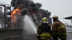 烏克蘭哈爾科夫市遭受無人機攻擊，消防人員正在滅火。（2024年2月10日）