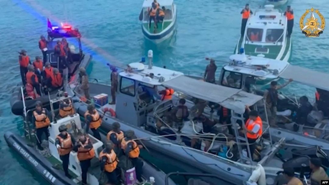 Gambar ini diambil dari video selebaran yang diambil pada tanggal 17 Juni 2024 yang menunjukkan kapal penjaga pantai China (kiri) mendekati kapal Filipina (tengah) saat terjadi insiden di Second Thomas Shoal. (Angkatan Bersenjata Filipina - Kantor Urusan Masyarakat/AFP)
