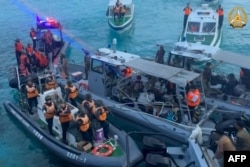 Gambar ini diambil dari video selebaran yang diambil pada tanggal 17 Juni 2024 yang menunjukkan kapal penjaga pantai China (kiri) mendekati kapal Filipina (tengah) saat terjadi insiden di Second Thomas Shoal. (Angkatan Bersenjata Filipina - Kantor Urusan Masyarakat/AFP)