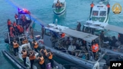 Gambar ini diambil dari video selebaran yang diambil pada tanggal 17 Juni 2024 yang menunjukkan kapal penjaga pantai China (kiri) mendekati kapal Filipina (tengah) saat terjadi insiden di Second Thomas Shoal. (Angkatan Bersenjata Filipina - Kantor Urusan Masyarakat/AFP)