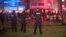 Foto Achiv: Polisye veye yon Samdi swa pandan gwo foul moun desann sou South Beach, Miami, 20 Mas, 2021. 