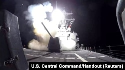 Projektil Tomahawk za kopneni napad (TLAM) lansiran je s razarača s vođenim projektilima klase Arleigh Burke USS Gravely američke mornarice na ono što američka vojska opisuje kao vojne ciljeve Hura u Jemenu, 3. veljače 2024.