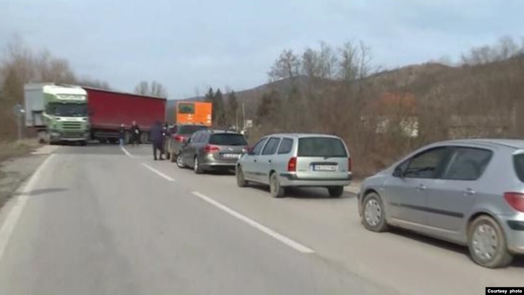 Srbi Raseljeni sa Kosova blokirali su put koji povezuje granični prelaz Merdare i Niš, u mestu Rudare, u centralnoj Srbiji, 5. februara 2024. (Foto: N1)