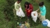VOA英语视频：志愿者辛勤清理喜马拉雅山游客丢弃的大片垃圾
