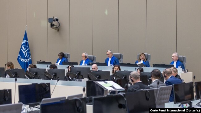 ARCHIVO - Los jueces de la Sala de Apelaciones de la Corte Penal Internacional participan en una audiencia sobre el caso Venezuela, el martes 7 de noviembre de 2023.