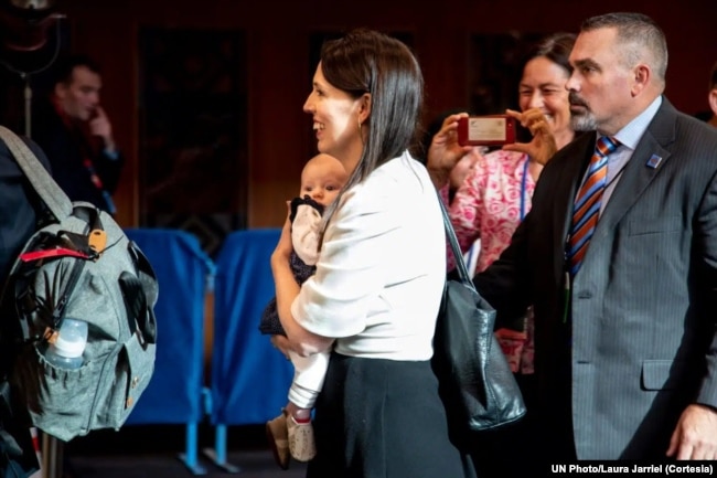 Jacinda Ardern, entonces Primera Ministra de Nueva Zelanda, lleva a su hija Neve entre reuniones en el tercer día del 78 debate general de la Asamblea General. Neve se convirtió en la persona más joven en asistir a la Asamblea General.