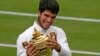 Petenis Spanyol Carlos Alcaraz merayakan keberhasilannya menjuarai Grand Slam Wimbledon dalam pertandingan final di London, pada 16 Juli 2023. (Foto: AP/Alastair Grant)