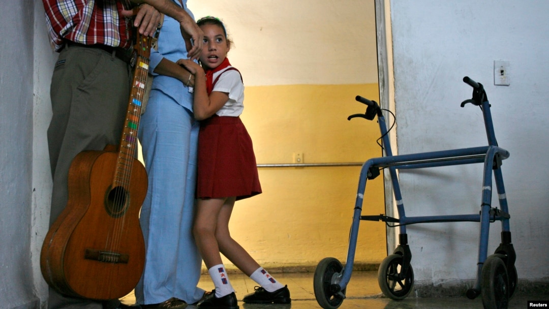 Una niña con necesidades especiales abraza a un maestro en la escuela Solidaridad con Panamá, en la Habana, el 15 de mayo de 2008. 