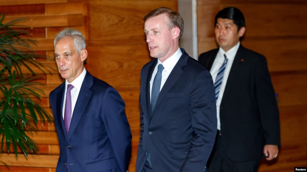 2023年6月15日，白宫国家安全顾问杰克·沙利文(中)在美国驻日本大使拉姆·伊曼纽尔(左)的陪同下离开与日本首相岸田文雄的会晤。(photo:VOA)