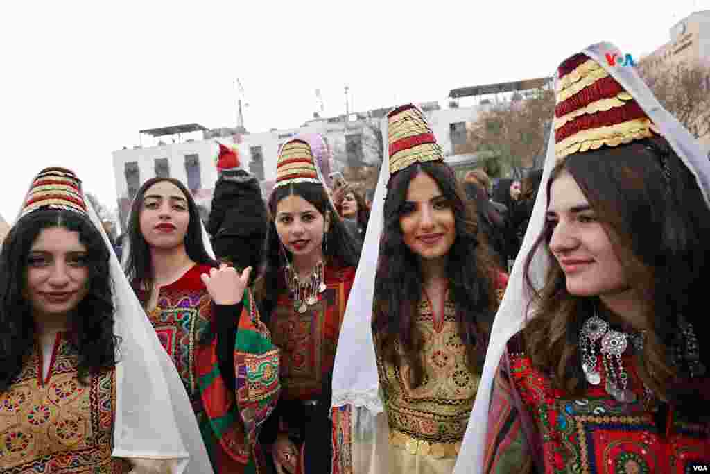  Un grupo de jóvenes palestinas vestidas con trajes típicos posan, el 24 de diciembre de 2022 en la ciudad de Belén, durante la celebración del tradicional desfile de Navidad, que este año se ha suspendido en señal de respeto a los más de 20.000 palestinos muertos en Gaza por los bombardeos de Israel. &nbsp; 