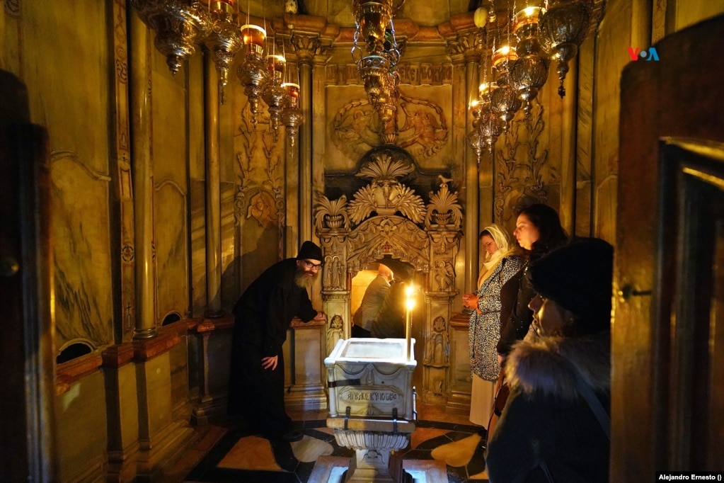 Apenas tres personas esperan para visitar la supuesta tumba de Jesús, en el edículo ubicado en el Santo Sepulcro de Jerusalén.