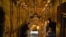 Apenas tres personas esperan para visitar la supuesta tumba de Jesús, en el edículo ubicado en el Santo Sepulcro de Jerusalén.
