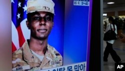 Sebuah layar TV di Stasiun Kereta Api di Seoul, Korea Selatan, menayangkan berita tentang tentara Amerika Travis King, Senin, 24 Juli 2023. (AP/Ahn Young-joon)