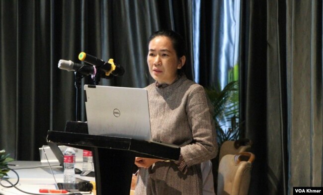 អ្នកស្រី ជឹម ចាន់នាង អគ្គលេខាធិការនៃអង្គការ NGO-CEDAW កំពុងថ្លែងនៅក្នុងពិធីចេញរបាយការណ៍ស្តីពីការតាមដានលើការអនុវត្តអនុសញ្ញាស៊ី-ដ សម្រាប់ប្រទេសកម្ពុជាឆ្នាំ២០២២ ក្នុងរាជធានីភ្នំពេញ កាលពីថ្ងៃទី២៧ ខែធ្នូ ឆ្នាំ២០២៣។ (ស៊ឹម ចាន់សំណាង/វីអូអេ)