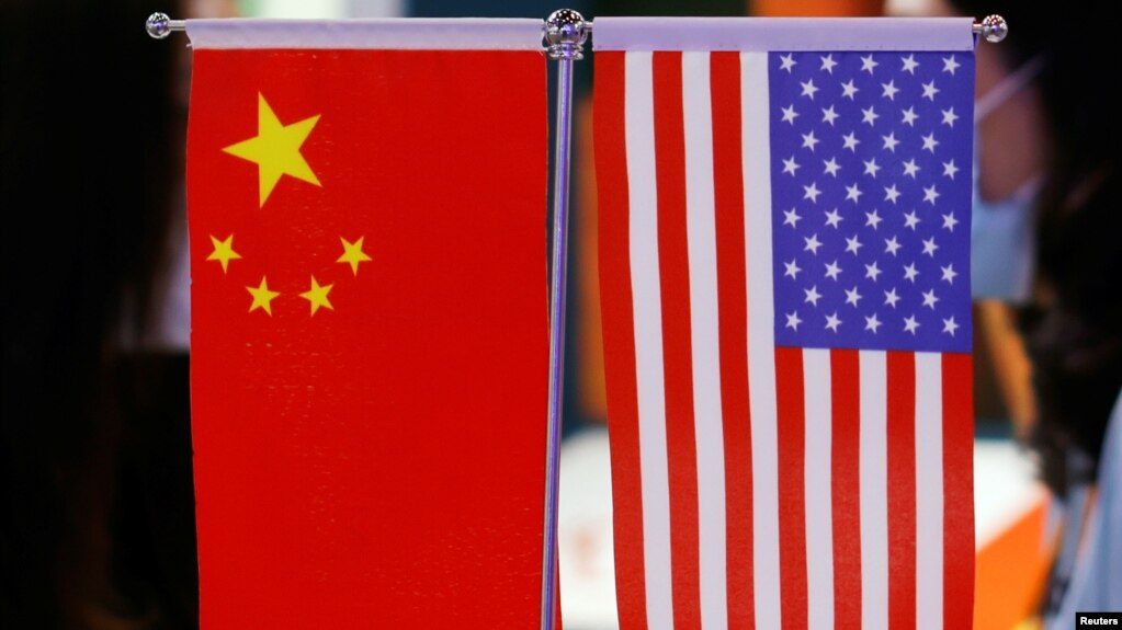 资料照片：一个国际贸易展销会上的美中国旗。(photo:VOA)