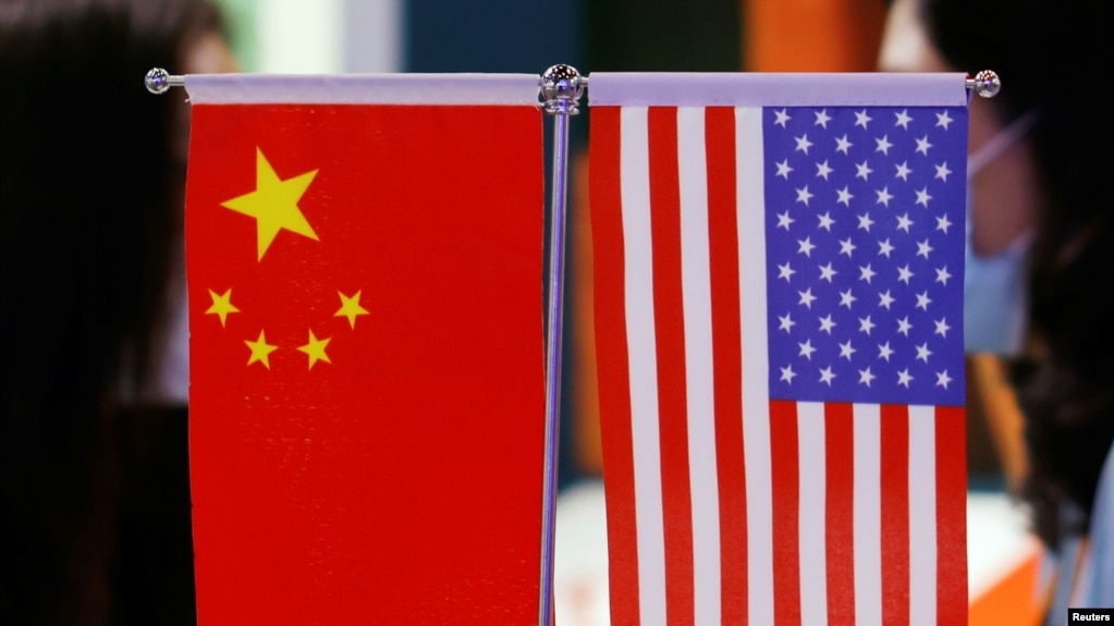 一个国际贸易展销会上的美中国旗(photo:VOA)