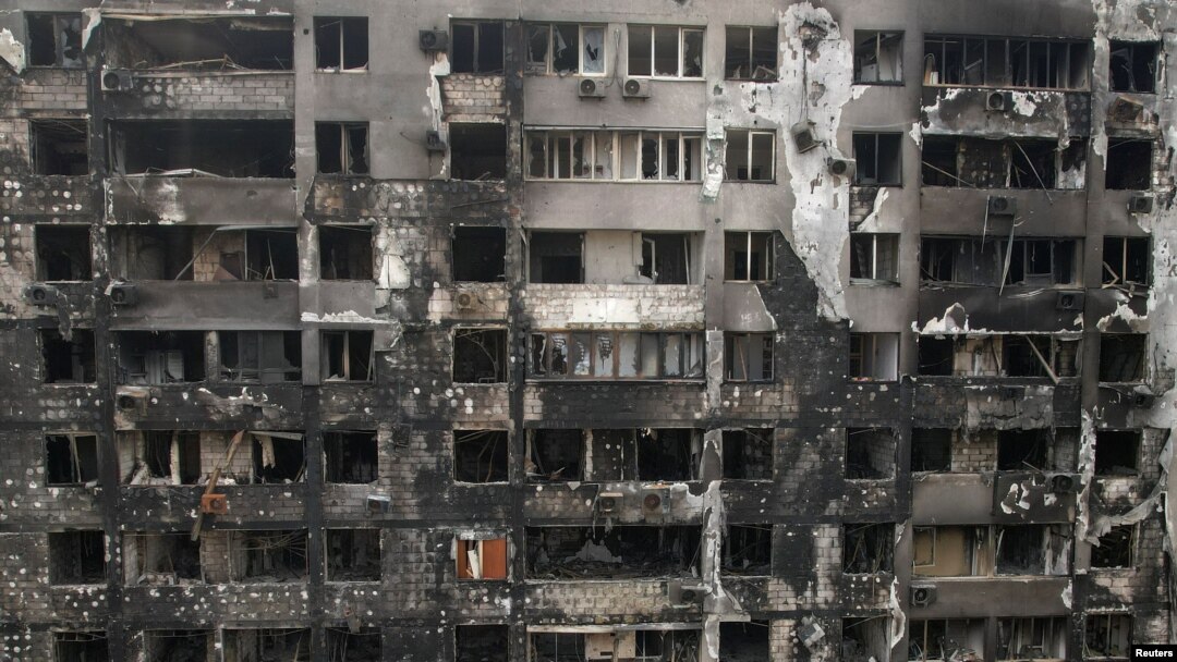 Sebuah bangunan tempat tinggal terbakar selama konflik Ukraina-Rusia di kota pelabuhan selatan Mariupol, Ukraina 15 Mei 2022. Ukraina mengatakan bahwa serangan terbaru Rusia pada malam sebelumnya melibatkan 42 drone. (Foto: Reuters)