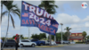 Una bandera de grandes dimensiones es sostenida por un manifestante pro Trump en Palm Beach, Florida, el 3 de abril de 2023. [Foto: Luis Felipe Rojas, VOA]