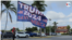 Una bandera de grandes dimensiones es sostenida por un manifestante pro Trump en Palm Beach, Florida, el 3 de abril de 2023. [Foto: Luis Felipe Rojas, VOA]
