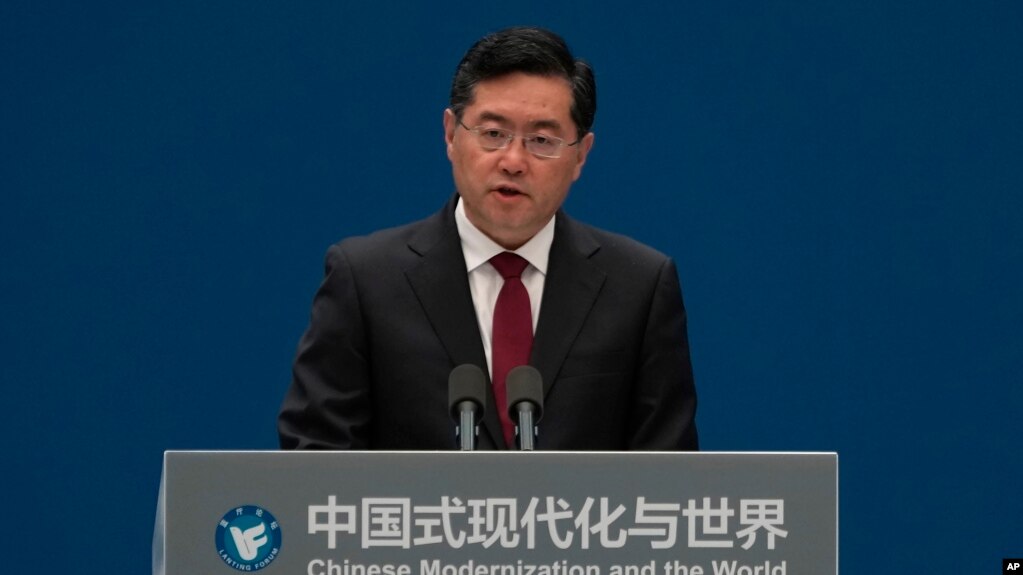 中国外长秦刚在上海举行的“中国式现代化与世界”的论坛上发表讲话。(2023年4月21日)(photo:VOA)