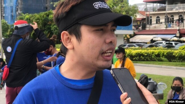 លោក​ ណាំ​ ទីវ័ន្ត សមាជិក​នៃ​ក្រុម​កូដករ​សហជីព​ផ្តល់​បទ​សម្ភាស​ជាមួយ​អ្នក​សារព័ត៌​មាន​វីអូអេ នា​ព្រឹក​ថ្ងៃ២៣ ខែវិច្ឆិកា ឆ្នាំ២០២៣។ (សើ ដាវី​/វីអូអេ)