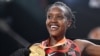 Faith Kipyegon célèbre sa médaille d'or après la finale du 1500 m féminin lors des Mondiaux d'athlétisme, Budapest, le 22 août 2023.