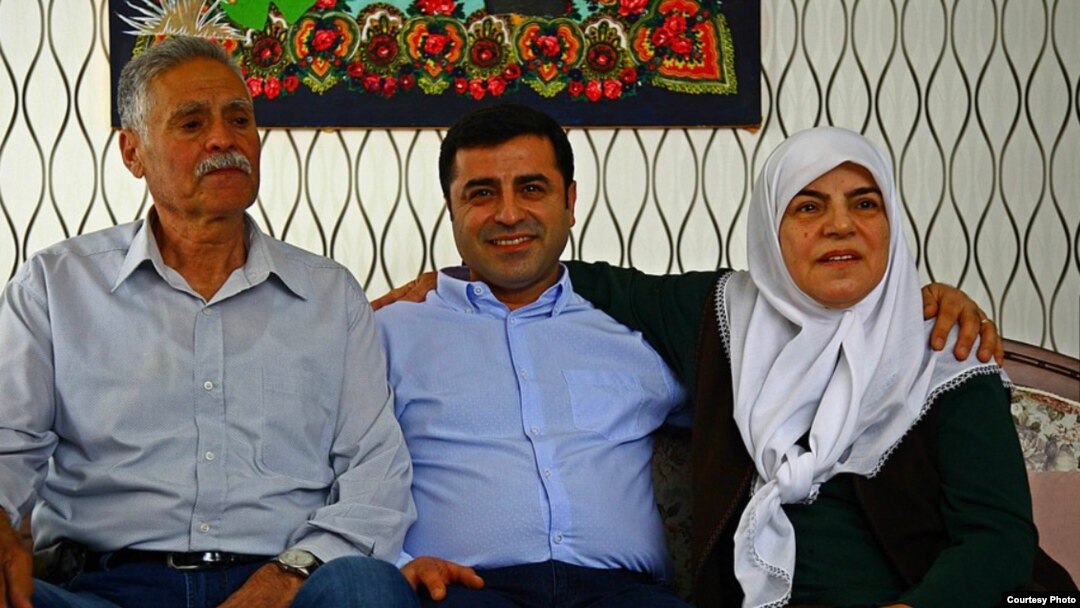 وێنەیەکی سەڵاحەدین دەمیرتاش لەگەڵ باوک و دایکی