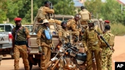 Militer Burkina Faso melakukan patroli di ibu kota Ouagadougou (foto: dok). Kelompok militan melakukan serangan maut di Barsalogho, 80 kilometer dari ibu kota hari Minggu (25/8). 