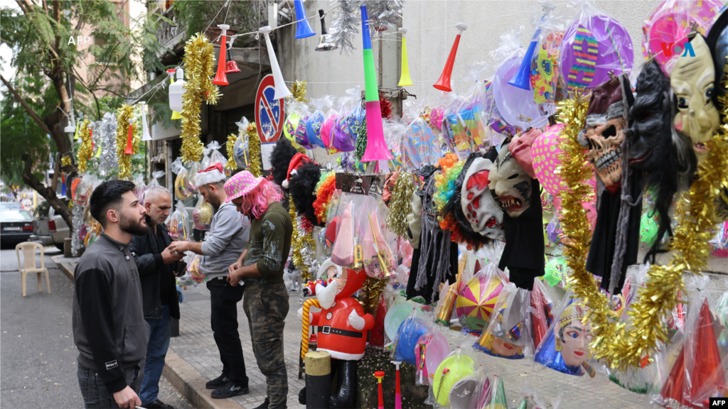 Desde Líbano: Espacio en la calle para venta de novedades festivas, a propósito de la víspera de Año Nuevo en Beirut, el 31 de diciembre de 2023.