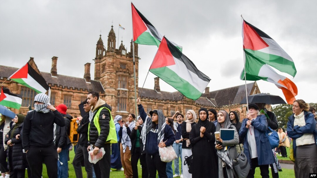 Anggota komunitas Palestina Australia meneriakkan slogan-slogan di Perkemahan Protes Palestina di Universitas Sydney, 3 Mei 2024. (Ayush Kumar / AFP)